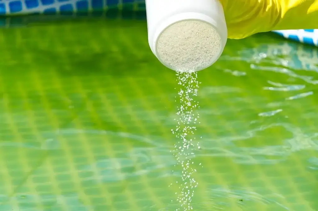 Pool mit grünem Poolwasser wird mit Chlor behandelt