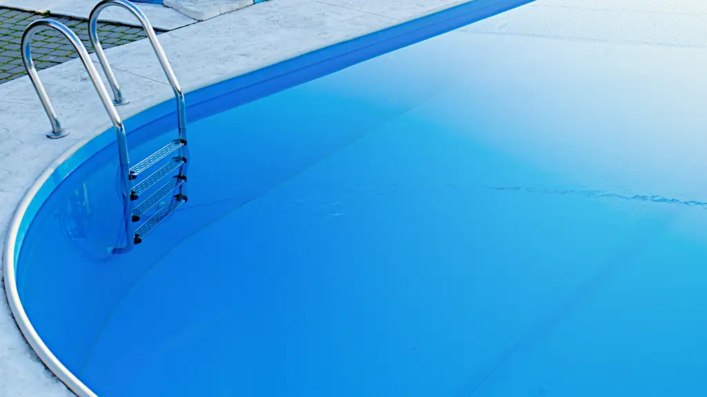 Symbolbild Außenpool mit glasklarem Wasser